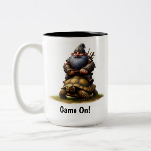 Ein kleiner Gnome-Krieger mit seiner Tortoise Zweifarbige Tasse