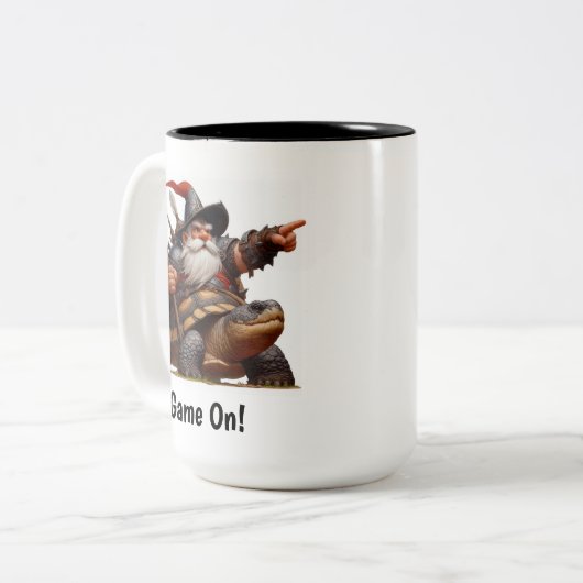 Ein kleiner Gnome-Krieger mit seiner Tortoise Zweifarbige Tasse (Vorderseite Links)