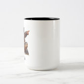 Ein kleiner Gnome-Krieger mit seiner Tortoise Zweifarbige Tasse (Mittel)