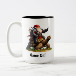 Ein kleiner Gnome-Krieger mit seiner Tortoise Zweifarbige Tasse