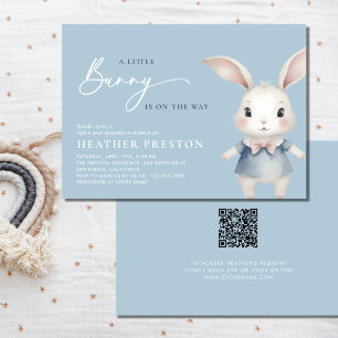 Ein kleiner Häschenjunge Dusty Blue QR Baby Shower Einladung
