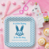 Ein kleiner Hase ist auf dem Weg Papiertüte Pappteller (Party)