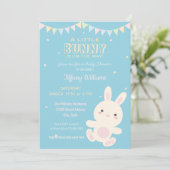 Ein kleiner Hase ist auf dem Weg zur Baby Girl Dus Einladung (Stehend Vorderseite)