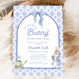 Ein kleiner Hase ist auf dem Weg zur Babydusche Einladung