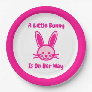 Ein kleiner Hase ist auf dem Weg zur Mädchenschwan Pappteller