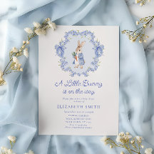 Ein kleiner Hase ist auf dem Weg zur Vintagen Baby