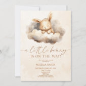 Ein kleiner Hase ist unterwegs! Clouds Babydusche Einladung (Vorderseite)