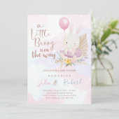 ein kleiner Hase ist unterwegs Einladung (Stehend Vorderseite)