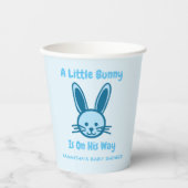 Ein kleiner Hase ist unterwegs Pappbecher (Vorderseite)