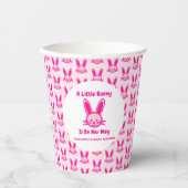 Ein kleiner Hase ist unterwegs Pappbecher (Vorderseite)