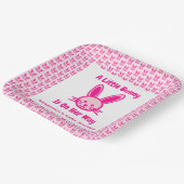 Ein kleiner Hase ist unterwegs Pappteller (Gewinkelt)