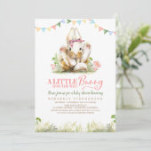 Ein kleiner Hase ist unterwegs und lädt ein Einladung (Stehend Vorderseite)