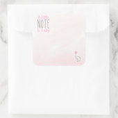 Ein kleiner Hinweis auf Babyaufkleber im Inside Bo Quadratischer Aufkleber (Tasche)