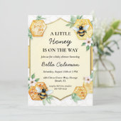 ein kleiner Honig ist auf dem Weg Babydusche Einladung (Stehend Vorderseite)