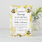 ein kleiner Honig ist auf dem Weg Babydusche Einladung (Stehend Vorderseite)