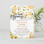 Ein kleiner Honig ist auf dem Weg Bee Baby Dusche Einladung (Stehend Vorderseite)