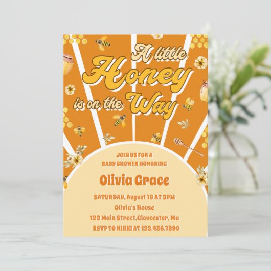 Ein kleiner Honig ist auf dem Weg zur Babydusche Einladung (Stehend Vorderseite)