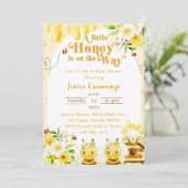 Ein kleiner Honig ist unterwegs Einladung (Stehend Vorderseite)