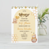 Ein kleiner Honig ist unterwegs mit einer Baby-Dus Einladung (Stehend Vorderseite)