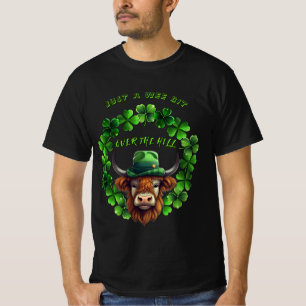 Ein kleiner Hügel grüner Bulle und Kleeblätter T-Shirt