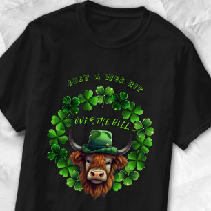 Ein kleiner Hügel grüner Bulle und Kleeblätter T-Shirt