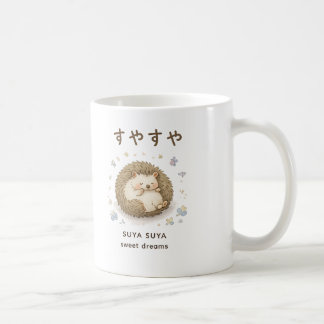 Ein kleiner Igel genießt ein friedliches Nickerche Kaffeetasse