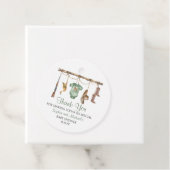 Ein kleiner Jäger ist unterwegs mit einer Babydusc Geschenkanhänger (Beispiel)