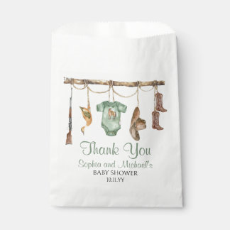 Ein kleiner Jäger ist unterwegs mit einer Babydusc Geschenktütchen