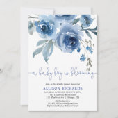 Ein kleiner Junge blüht unter der blauen Babydusch Einladung (Vorderseite)