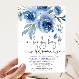 Ein kleiner Junge blüht unter der blauen Babydusch Einladung