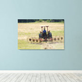 Ein kleiner Junge, der einen Traktor fährt und ern Leinwanddruck (Insitu (Holzboden))