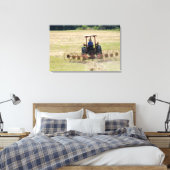 Ein kleiner Junge, der einen Traktor fährt und ern Leinwanddruck (Insitu (Schlafzimmer))