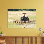 Ein kleiner Junge, der einen Traktor fährt und ern Leinwanddruck (Insitu (Wohnzimmer))