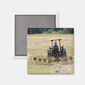 Ein kleiner Junge, der einen Traktor fährt und ern Magnet (Vorderseite/Rückseite)