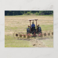 Ein kleiner Junge, der einen Traktor fährt und ern
