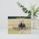 Ein kleiner Junge, der einen Traktor fährt und ern Postkarte (Stehend Vorderseite)