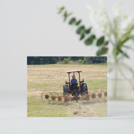 Ein kleiner Junge, der einen Traktor fährt und ern Postkarte (Stehend Vorderseite)