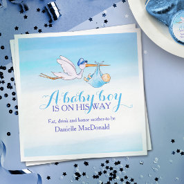 Ein kleiner Junge ist auf dem Weg zu blauen Servie Serviette