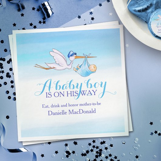 Ein kleiner Junge ist auf dem Weg zu blauen Servie Serviette