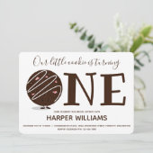 Ein kleiner Keks macht einen ersten Geburtstag Einladung (Stehend Vorderseite)