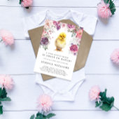 Ein kleiner Kick ist im Begriff, die Babydusche zu Einladung