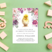 Ein kleiner Kick ist im Begriff, die Babydusche zu Einladung