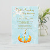 Ein kleiner Kürbis auf dem Weg zum Herbstbrunnen Einladung (Stehend Vorderseite)