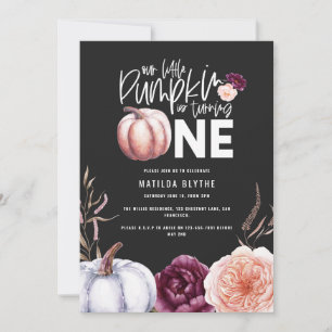 Ein kleiner Kürbis, blumengeschmückt im Herbst 1.