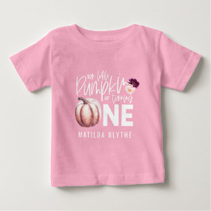 Ein kleiner Kürbis, blumengeschmückt im Herbst 1. Baby T-shirt