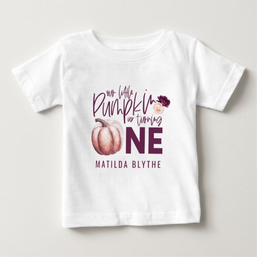 Ein kleiner Kürbis, blumengeschmückt im Herbst 1. Baby T-shirt (Vorderseite)