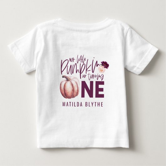 Ein kleiner Kürbis, blumengeschmückt im Herbst 1. Baby T-shirt (Rückseite)