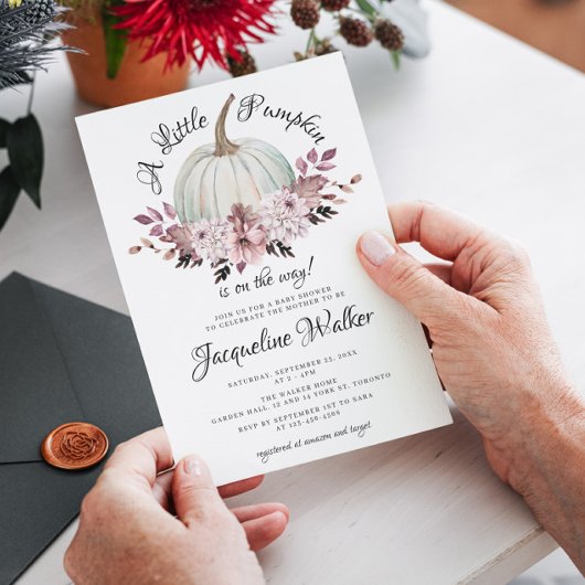 Ein kleiner Kürbis Herbst Elegante violette Blumen Einladung