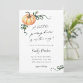 Ein kleiner Kürbis ist auf dem Weg Baby Dusche Einladung (Stehend Vorderseite)