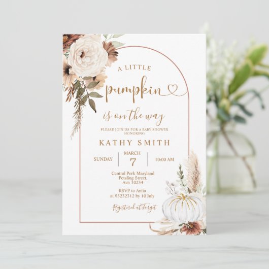 Ein kleiner Kürbis ist auf dem Weg Baby Dusche Einladung (Stehend Vorderseite)